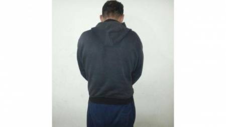 ثلاثيني نزع ثياب طليقته ليغتصبها في منزل زوجها ليصورها