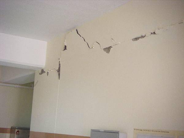 اخلاء 10 أسر من منازلها في الكرك بسبب انزلاقات بالتربة