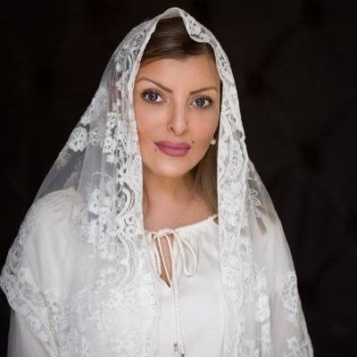 عمل غير مسبوق من مذيعة  على الهواء مباشرة (فيديو)