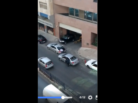 بالفيديو.. مركبة حكومية تنقل الخضار.. الملقي بدري؟