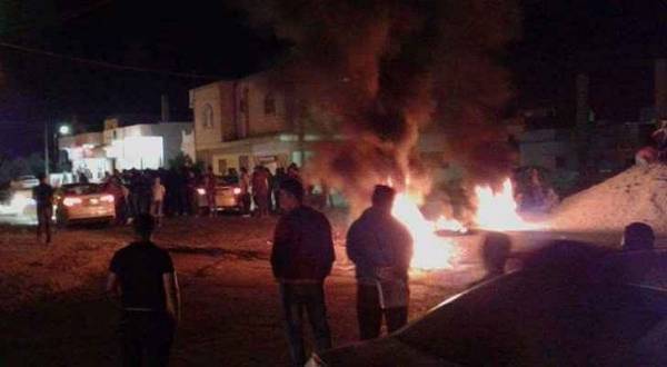 شغب في الرمثا ومحتجون يغلقون الطريق الرئيسي بالإطارات المشتعلة