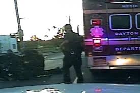 بالفيديو.. أمريكي يسرق سيارة إسعاف بالمسعفين والمريض