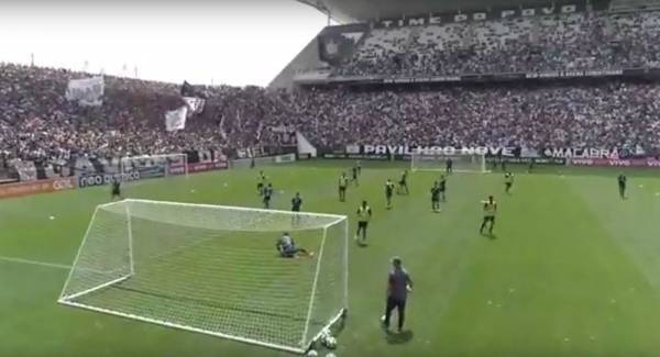 بالفيديو..30 ألف مشجع حضروا حصة تدريبية لنادي برازيلي