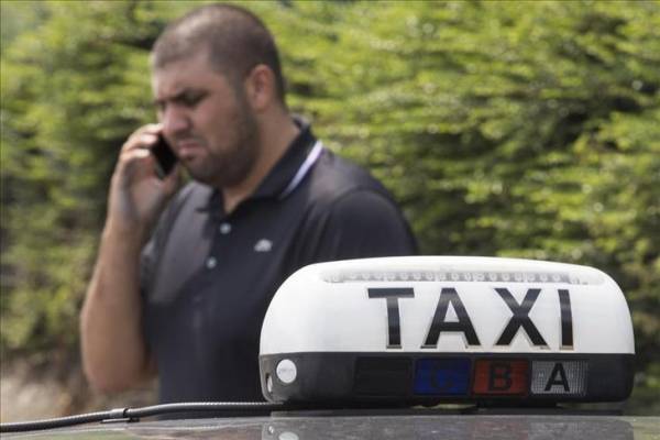 الفلسطينيون يطردون سيارات شركة كريم من رام الله