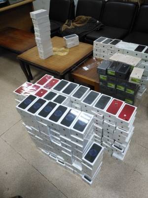 الجمارك تحبط تهريب هواتف ذكية بقيمة ربع مليون دينار