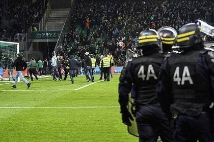 توقف مباراة كرة قدم في الدقيقة 85 بسبب اجتياح الجماهير للملعب