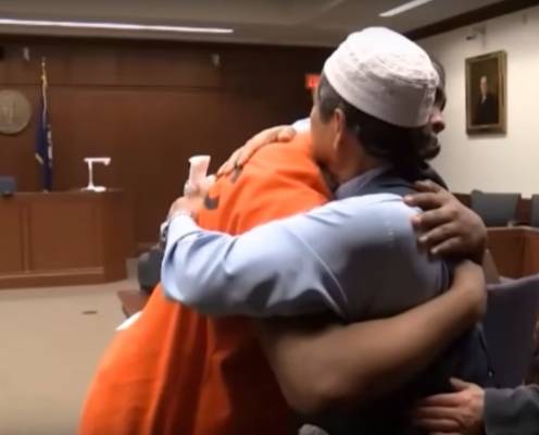 آية قرآنية دفعت أمريكياً للعفو عن قاتل ابنه (شاهد)