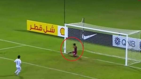 شاهد.. لاعب ينقذ منتخبه بتصديه لركلة جزاء بعد طرد الحارس