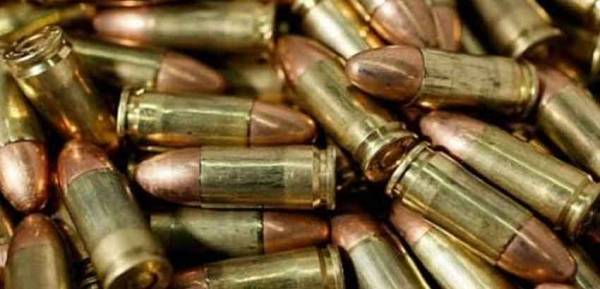 العثور على عشريني مضرج بدمه داخل محل أسلحة في عمان