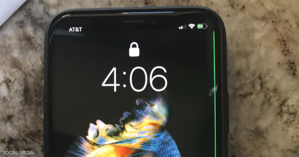 أول عيوب آيفون X.. احذر الخط الأخضر