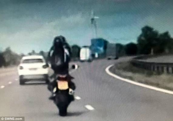 بالفيديو ..السجن 8 أشهر لبولندي التقط “سيلفي” أثناء قيادة دراجته النارية