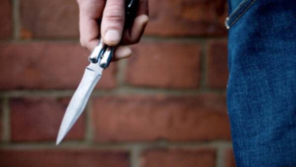 الزرقاء ..طالب يثأر من معلمه فيطعنه في ساقه