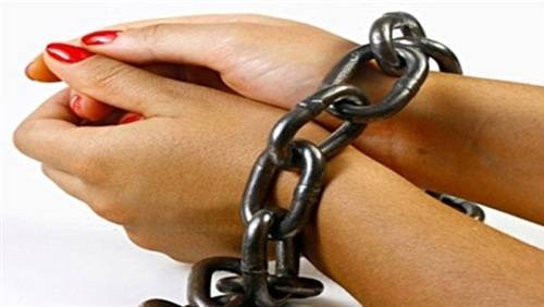 القبض على سيدتين متهمتين بسلب مواطنين بالكرك