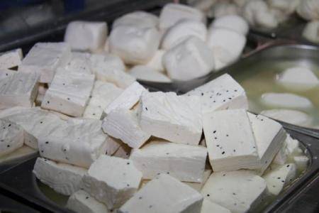 ضبط 3 أطنان من الأجبان التالفة معدة للبيع في مادبا