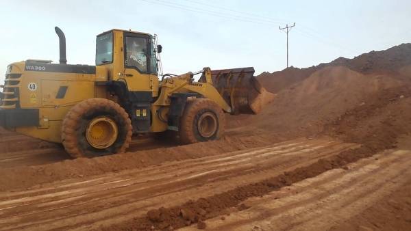 جرافة تقطع الكهرباء عن القادسية بالطفيلة (صور)