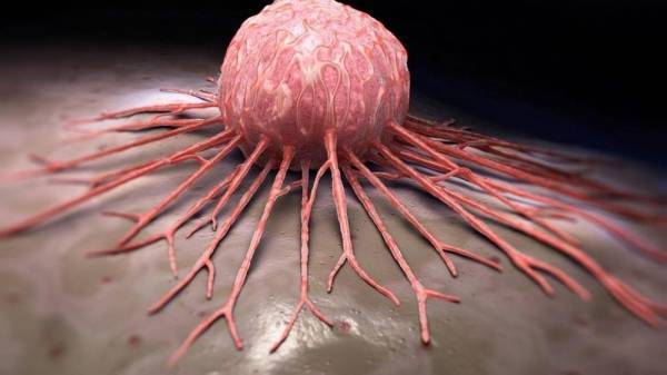 حلق رأسه تضامنا مع والدته المصابة بسرطان الثدي