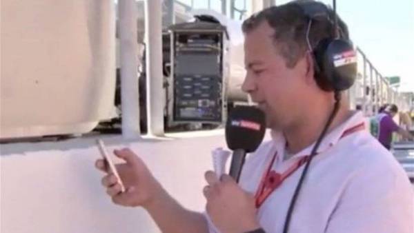 بالفيديو معلّق رياضي يعيش لحظات محرجة... وصلته رسالة غير لائقة على الهواء!