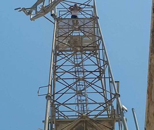 إربد ..هددّ بإلقاء نفسه والأمن يمنعه