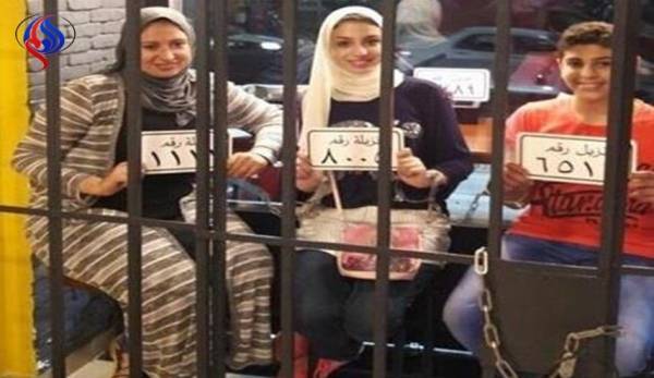 بالصور: مطعم مصري على هيئة سجن والزبائن يأكلون في زنازين