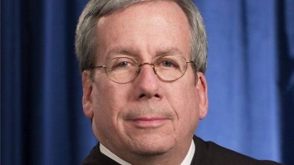 صدمة في أوهايو: قاض أمريكي رفيع المستوى بتباهى بإقامة علاقات حميمة مع 50 إمرأة جذابة