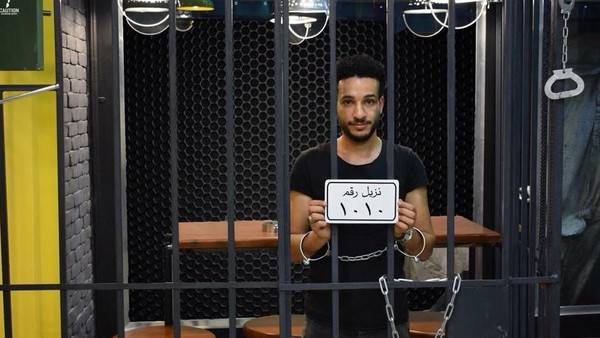 مطعم مصري على هيئة سجن والزبائن يأكلون في زنازين