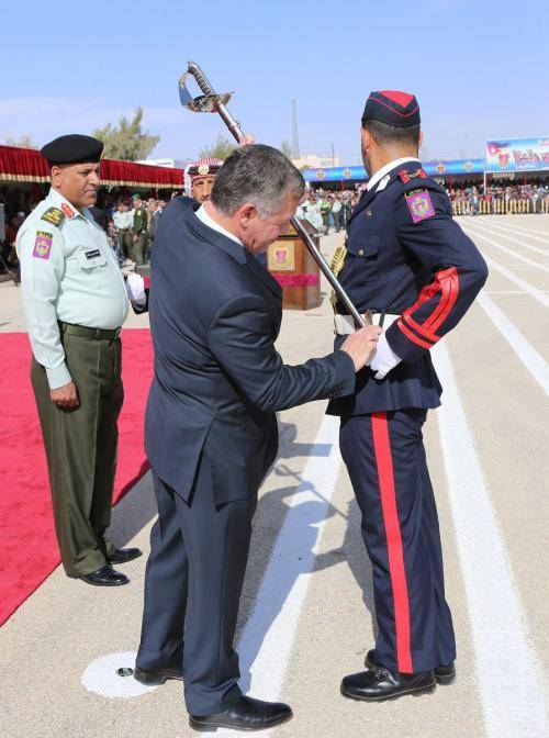 الملك يرعى تخريج الفوج الأول من ضباط فرسان المستقبل (صور)