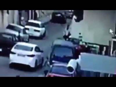 بالفيديو ...سرقة كيلو وربع ذهب من موظف احد مشاغل الذهب في عمان