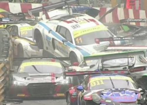 “بالفيديو” شاهد حادث جماعي في سباق سيارات يكلف ملايين الدولارات