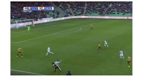 بالفيديو... لاعب يهز شباك فريقه بهدف رائع