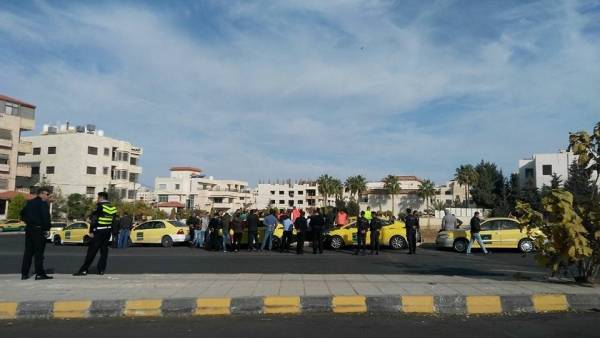 التكسي الأصفر يعتصم.. ومواطنون: حسنوا خدمتكم أولاً