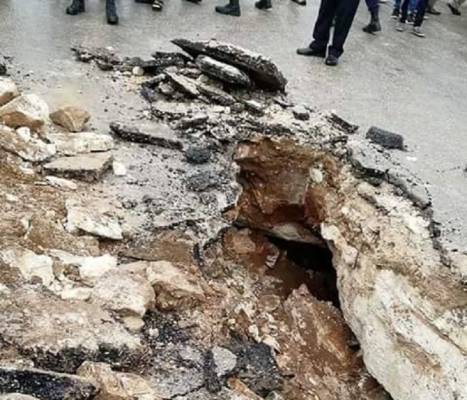 انهيار في احد شوارع الرمثا يكشف عن مغارة (فيديو وصور)