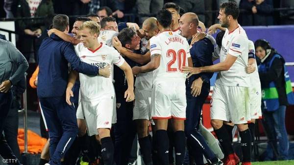 خبر مؤلم وراء الاحتفالات الجنونية للاعبي إشبيلية مع مدربهم