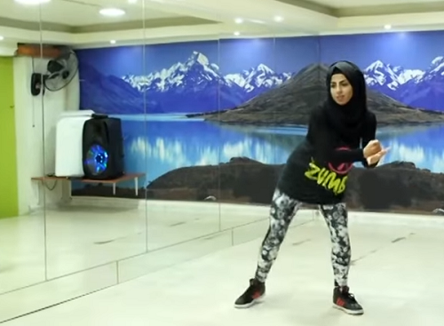 بالفيديو.. فتاة لبنانية محجبة راقصة تثير الجدل وتؤكد: سأرقص ولن أخلع حجابي!