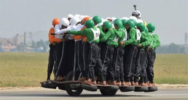 58 رجل هندي يركبون دراجة واحدة لأسخف سبب ممكن “فيديو”