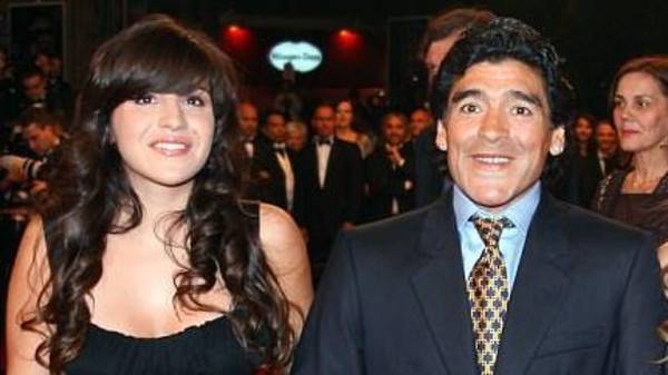 مارادونا يتهم ابنته بسرقة الملايين منه.. اسجنوها!