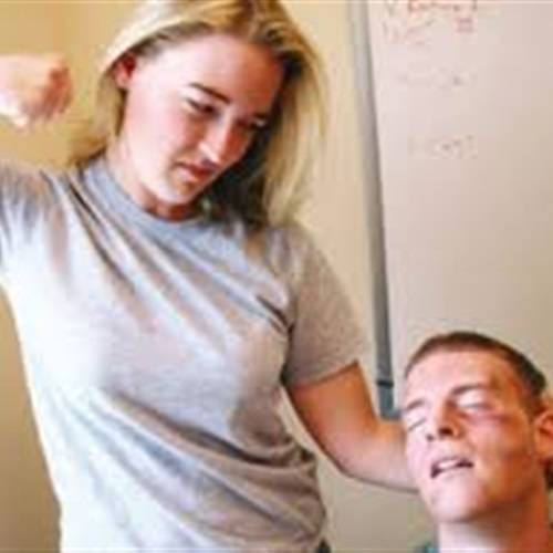 بالصور نجمة شهيرة تعتدي على زوجها بالضرب