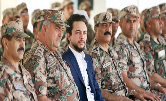 بالصور : الامير حسين يتابع تمرينا عسكريا