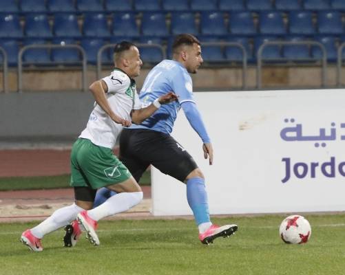 فيديو.. نزول أحد جماهير الفيصلي لأرض الملعب والإعتداء على لاعبي الأهلي