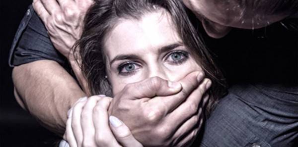 إماراتي يطرد صديقته عارية بعد اغتصابها أمام أولاده