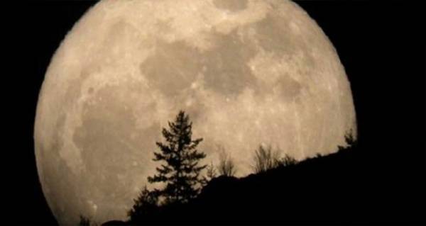 القمر العملاق يتكرر ثلاث مرات في ظاهرة فلكية نادرة