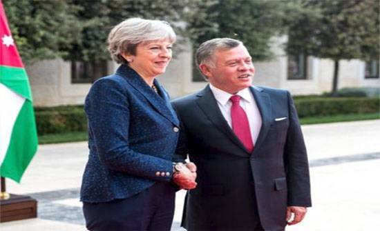 الملك يجري مباحثات مع رئيسة الوزراء البريطانية في عمان