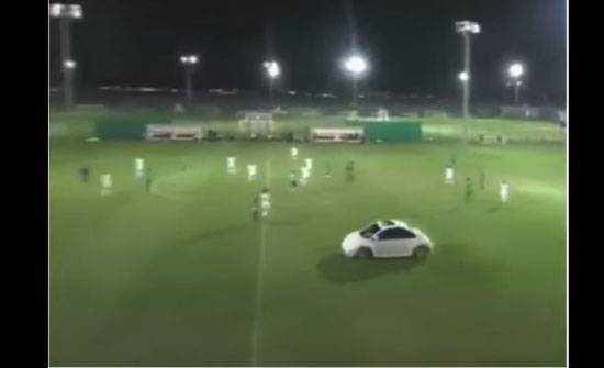 اغرب اقتحام للملاعب في التاريخ ...مشجع يقتحم الملعب بسيارته (فيديو)