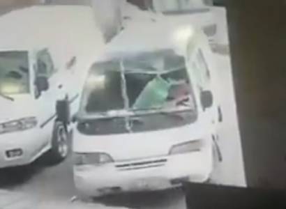 بالفيديو...لحظة سقوط اسطوانة غاز  على مركبة في اربد