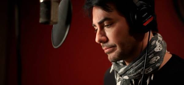 بالفيديو.. سقوط مروع لمطرب شهير خلال حفل موسيقي