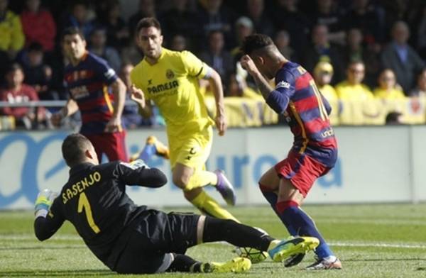 نجوم كرة قدم تعرضوا لمراوغات محرجة  (فيديو)