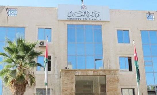 تقرير رقابي: «العمل» تصرف مكافآت وعلاوات لموظفين موقوفين عن العمل