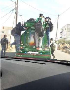 ضبط صهريج مياه على متنه 12 طالبا في إربد  صور