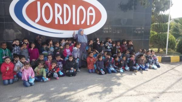 العصافير تستمتع بمنتجات جوردينيا.. صور