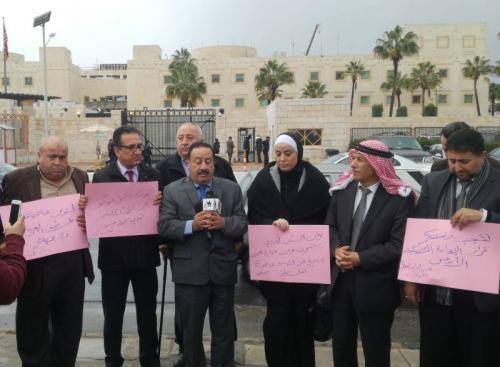 شاهد بالصور...نواب يحتجون أمام السفارة الأمريكية في عمان