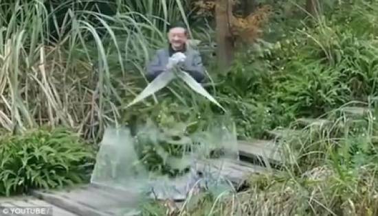 21 مليون مشاهدة لعباءة إخفاء صينية (فيديو وصور)